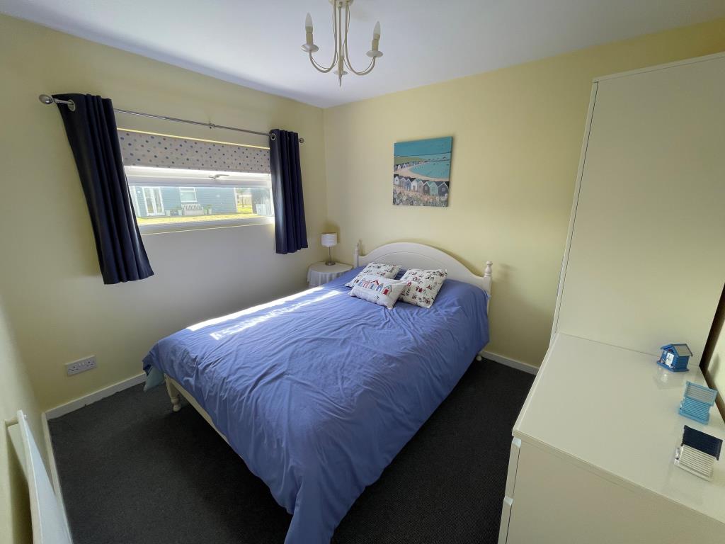 Lot: 137 - THREE-BEDROOM CHALET -